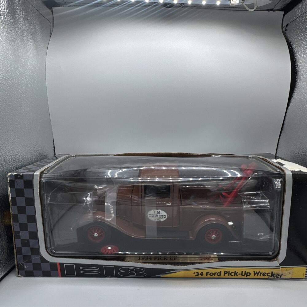1:18 ROAD LEGENDS - FORD 1934 PICK-UP WRECKER[SCUFF MARKS ON PLASTIC]